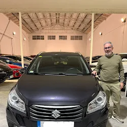 Alex Balcells con su coche recién comprado en Let's Cars Barcelona