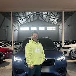 Benny Santos con su Volvo XC90 recién comprado en Let's Cars Barcelona
