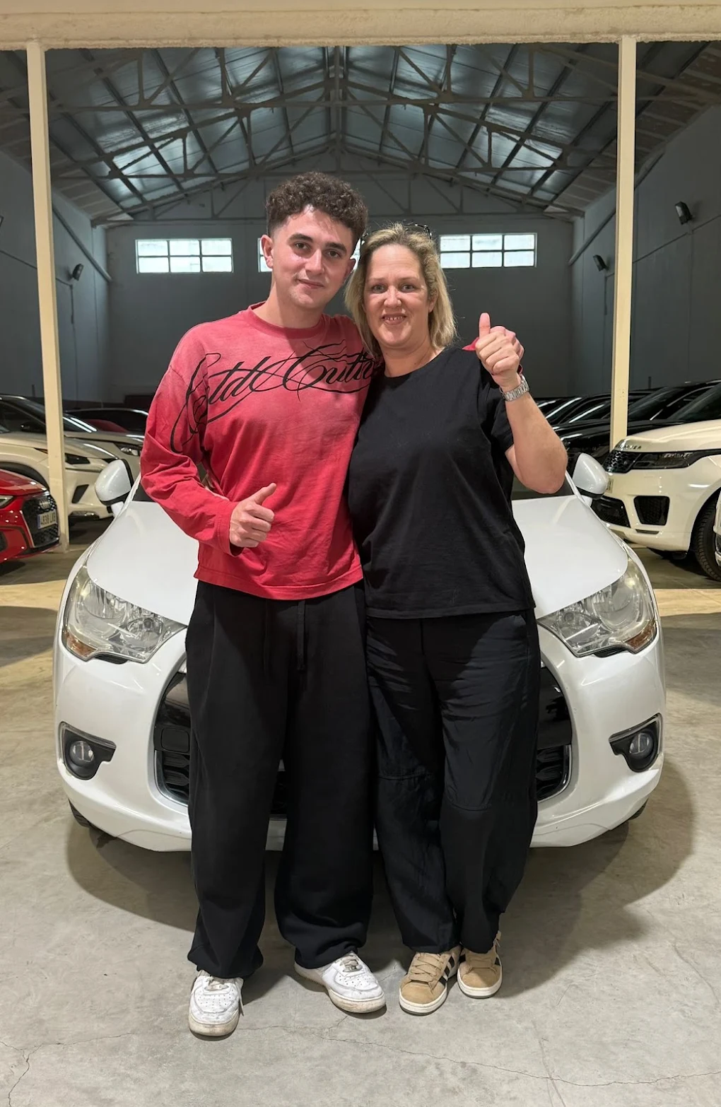 Biel Castro con su Citroën DS4 recién comprado en Let's Cars Barcelona
