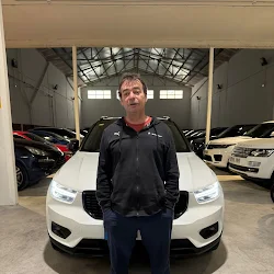 Carlos Ojeda con su Volvo XC40 recién comprado en Let's Cars Barcelona
