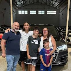 Daniel Garrote y su familia con su Audi Q7 recién comprado en Let's Cars Barcelona