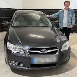 Jorge Gimenez Ramon con su Subaru Legacy recién comprado en Let's Cars Barcelona
