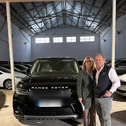 Luis y su pareja con su Range Rover recién comprado en Let's Cars Barcelona
