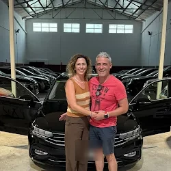 Cliente con su coche recién comprado en Let's Cars Barcelona