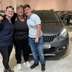 Pilar Vilchez con su coche recién comprado en Let's Cars Barcelona