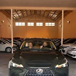 Familia de Ramon Carbonell saludando desde su Lexus recién comprado en Let's Cars Barcelona