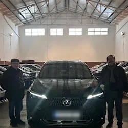 Ramon Carbonell junto a su Lexus en Let's Cars Barcelona