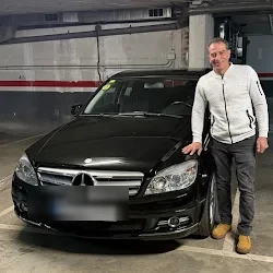 Roberto Urrutia con su Mercedes-Benz recién comprado en Let's Cars Barcelona