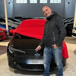 Cliente de Let's Cars Barcelona con su Toyota recién comprado