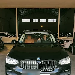 Cliente con su BMW X3 recién comprado en Let's Cars Barcelona
