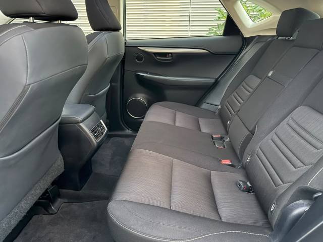 Lexus NX 300h Sport Edition — foto 10